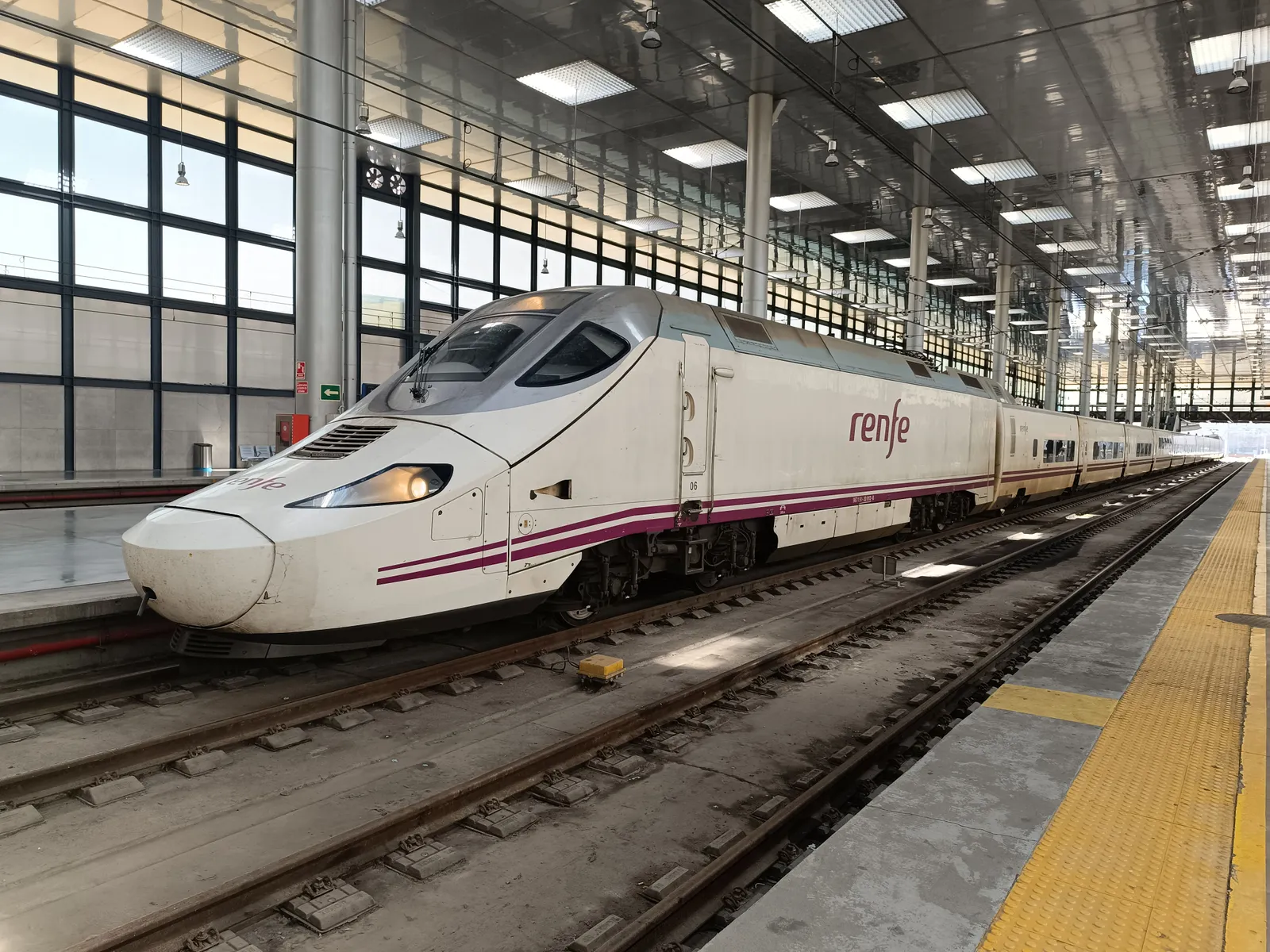 רכבת AVE מהירה בתחנת אטוצ׳ה במדריד בדרך לברצלונה, המסלול המשולב בין שתי הערים הגדולות של ספרד