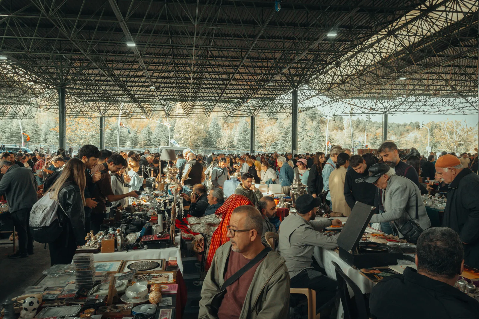 יריד פשפשים מקורה עמוס קונים ודוכני עתיקות במדריד