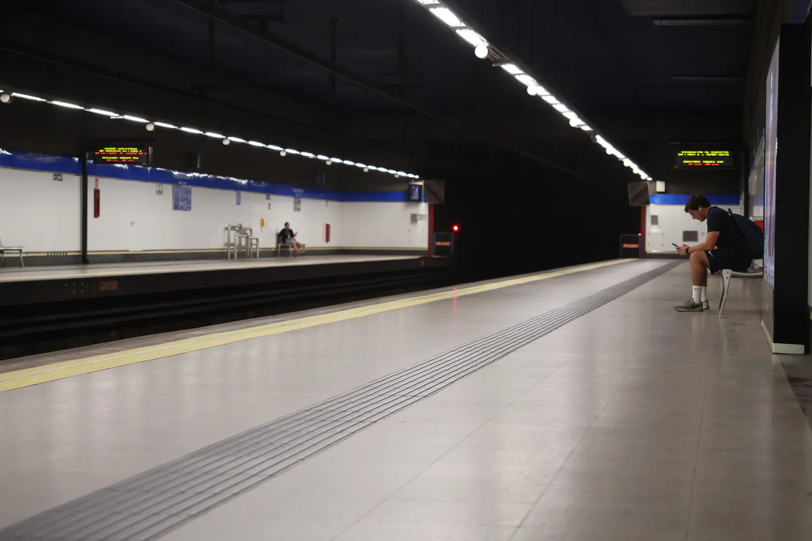 רכבת מטרו מודרנית בתחנה במדריד עם שילוט Metro de Madrid, תחבורה ציבורית יעילה בבירת ספרד