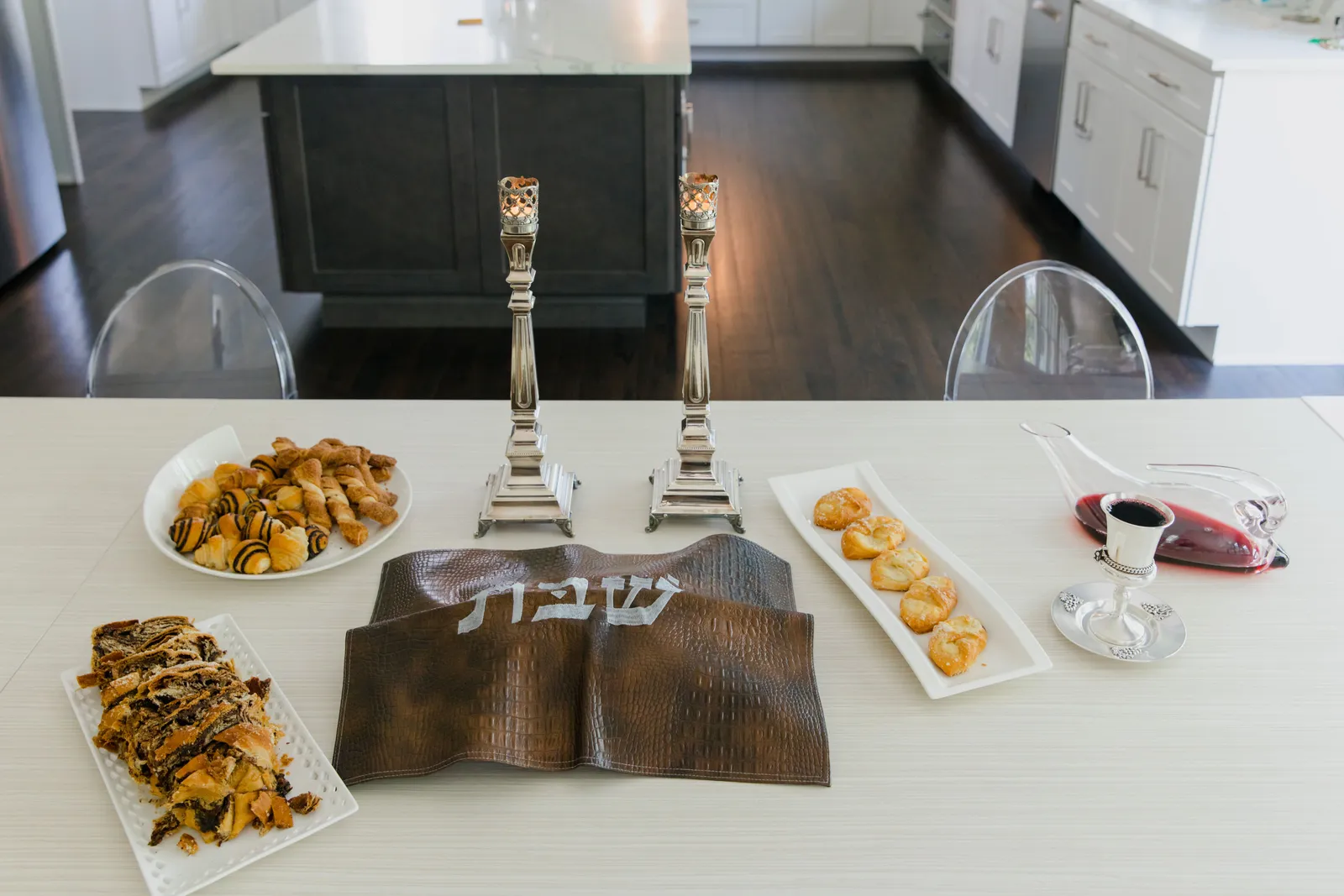 שדרת עצים שקטה בפארק רטירו במדריד באור יום, מסלול הליכה שבתי בבירת ספרד